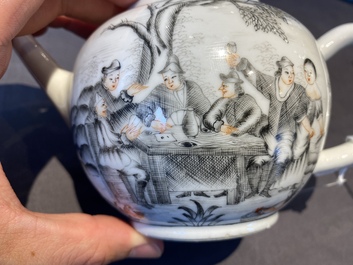 Th&eacute;i&egrave;re couverte en porcelaine de Chine &agrave; d&eacute;cor en grisaille d'une sc&egrave;ne d'Europ&eacute;ens, Qianlong