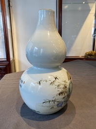 Trois vases en porcelaine de Chine &agrave; d&eacute;cor de la R&eacute;volution Culturelle, un sign&eacute; Cheng Guang 程光, un dat&eacute; 1974