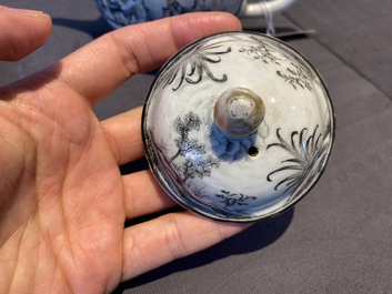 Th&eacute;i&egrave;re couverte en porcelaine de Chine &agrave; d&eacute;cor en grisaille d'une sc&egrave;ne d'Europ&eacute;ens, Qianlong