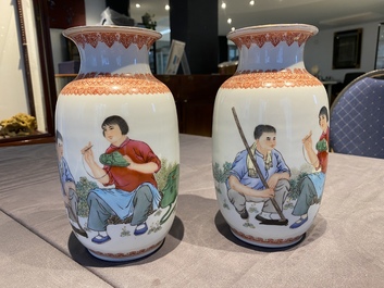 Trois paires de vases en porcelaine de Chine &agrave; d&eacute;cor de la R&eacute;volution Culturelle, marque de Zhong Guo Jing De Zhen Zhi 中國景德鎮製