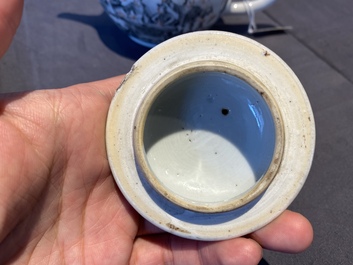 Th&eacute;i&egrave;re couverte en porcelaine de Chine &agrave; d&eacute;cor en grisaille d'une sc&egrave;ne d'Europ&eacute;ens, Qianlong