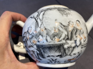 Th&eacute;i&egrave;re couverte en porcelaine de Chine &agrave; d&eacute;cor en grisaille d'une sc&egrave;ne d'Europ&eacute;ens, Qianlong