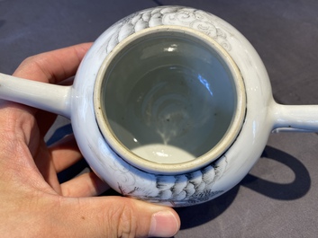 Th&eacute;i&egrave;re couverte en porcelaine de Chine &agrave; d&eacute;cor en grisaille d'une sc&egrave;ne d'Europ&eacute;ens, Qianlong