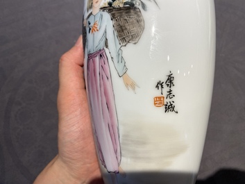 Deux paires de vases en porcelaine de Chine &agrave; d&eacute;cor de la R&eacute;volution Culturelle, sign&eacute;s Kang Zhicheng 康志誠, marque de Zhong Guo Jingdezhen Zhi 中國景德鎮製