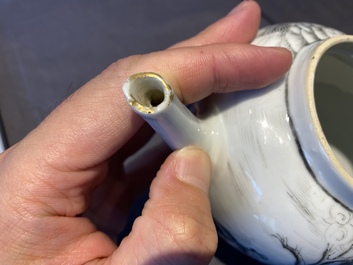 Th&eacute;i&egrave;re couverte en porcelaine de Chine &agrave; d&eacute;cor en grisaille d'une sc&egrave;ne d'Europ&eacute;ens, Qianlong