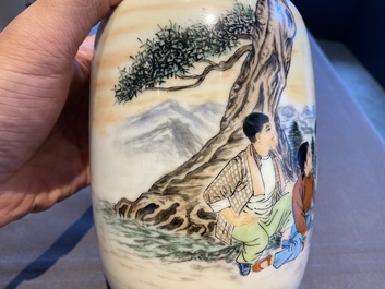 Quatre vases en porcelaine de Chine &agrave; d&eacute;cor de la R&eacute;volution Culturelle, un sign&eacute; Wang Xiaolan 王曉蘭 et dat&eacute; 1972