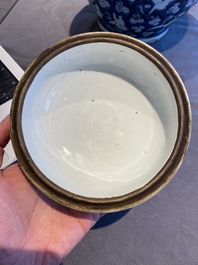 Pot couvert en porcelaine de Chine en bleu et blanc &agrave; d&eacute;cor de grues, 19/20&egrave;me