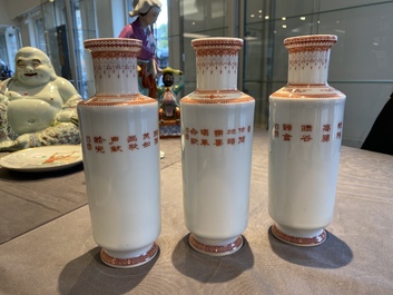 Trois vases en porcelaine de Chine &agrave; d&eacute;cor de la R&eacute;volution Culturelle, sign&eacute;s Zhang Wenchao 章文超 et Wu Kang 吳康