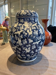 Pot couvert en porcelaine de Chine en bleu et blanc &agrave; d&eacute;cor de grues, 19/20&egrave;me