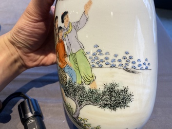 Quatre vases en porcelaine de Chine &agrave; d&eacute;cor de la R&eacute;volution Culturelle, un sign&eacute; Wang Xiaolan 王曉蘭 et dat&eacute; 1972