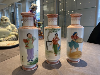 Trois vases en porcelaine de Chine &agrave; d&eacute;cor de la R&eacute;volution Culturelle, sign&eacute;s Zhang Wenchao 章文超 et Wu Kang 吳康