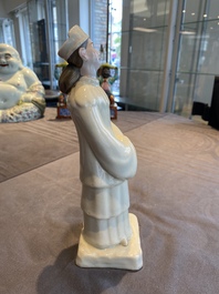 Sculpture d'une femme russe de la R&eacute;volution Culturelle en porcelaine de Chine