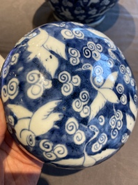 Pot couvert en porcelaine de Chine en bleu et blanc &agrave; d&eacute;cor de grues, 19/20&egrave;me