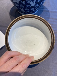 Pot couvert en porcelaine de Chine en bleu et blanc &agrave; d&eacute;cor de grues, 19/20&egrave;me