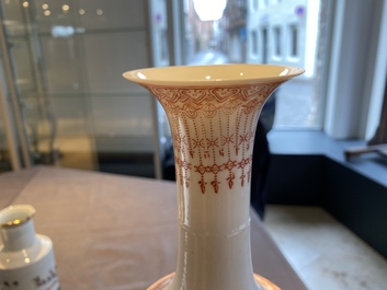 Trois vases en porcelaine de Chine &agrave; d&eacute;cor de la R&eacute;volution Culturelle, un dat&eacute; 1972