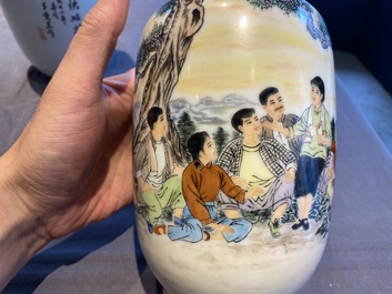 Quatre vases en porcelaine de Chine &agrave; d&eacute;cor de la R&eacute;volution Culturelle, un sign&eacute; Wang Xiaolan 王曉蘭 et dat&eacute; 1972