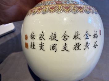 Quatre vases en porcelaine de Chine &agrave; d&eacute;cor de la R&eacute;volution Culturelle figurant des fermiers et des enfants, marque Zhong Guo Jing De Zhen Zhi 中國景德鎮製
