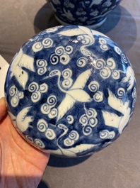 Pot couvert en porcelaine de Chine en bleu et blanc &agrave; d&eacute;cor de grues, 19/20&egrave;me