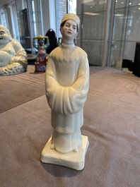 Een Chinese porseleinen Culturele Revolutie sculptuur van een Russische dame