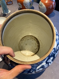 Pot couvert en porcelaine de Chine en bleu et blanc &agrave; d&eacute;cor de grues, 19/20&egrave;me