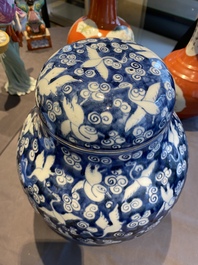 Pot couvert en porcelaine de Chine en bleu et blanc &agrave; d&eacute;cor de grues, 19/20&egrave;me