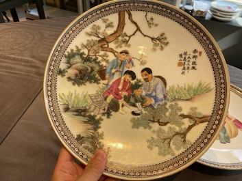 Cinq plats en porcelaine de Chine &agrave; d&eacute;cor de la R&eacute;volution Culturelle, sign&eacute;s Wu Kang 吳康, Zhang Wenchao 章文超 et Zhao Huimin 趙惠民, dat&eacute;s '72 et '75