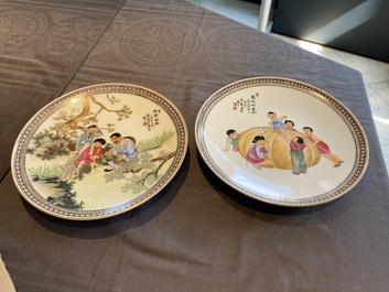 Vijf Chinese schotels met Culturele Revolutie decor, gesigneerd Wu Kang 吳康, Zhang Wenchao 章文超 en Zhao Huimin 趙惠民, gedateerd 1972 en 1975