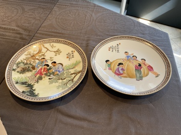 Cinq plats en porcelaine de Chine &agrave; d&eacute;cor de la R&eacute;volution Culturelle, sign&eacute;s Wu Kang 吳康, Zhang Wenchao 章文超 et Zhao Huimin 趙惠民, dat&eacute;s '72 et '75