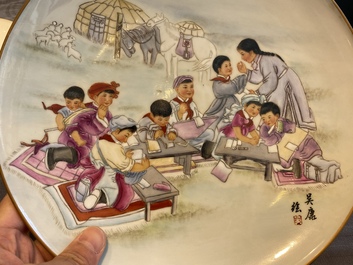 Vier Chinese schotels met Culturele Revolutie decor, gesign. Wu Kang 吳康, Zhang Jian 章鑑 en Zhang Wenchao 章文超, gedat. 1970 en 1973