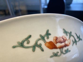 Plat en porcelaine de Chine Bencharong pour le march&eacute; thai, marque de Yongzheng, 19&egrave;me