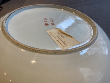 Plat en porcelaine de Chine Bencharong pour le march&eacute; thai, marque de Yongzheng, 19&egrave;me