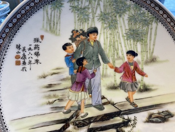 Drie Chinese schotels met Culturele Revolutie decor, twee gesigneerd Zhang Jian 章鑒 en Wu Kang 吳康, gedateerd 1963 en 1968