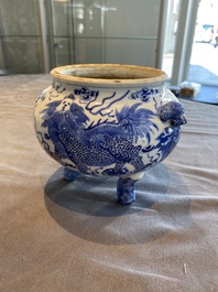 Een Chinese blauw-witte driepotige wierookbrander met mythische dieren, 19e eeuw