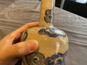Paire de vases de formes bouteilles en gr&egrave;s &agrave; d&eacute;cor de nuages, Vietnam, 19&egrave;me
