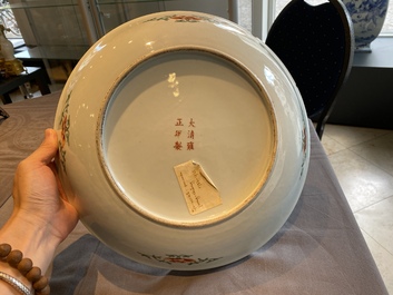 Plat en porcelaine de Chine Bencharong pour le march&eacute; thai, marque de Yongzheng, 19&egrave;me