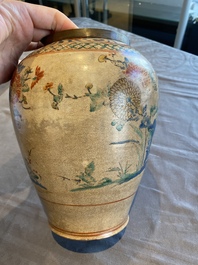 Een Japanse Hizen Kakiemon-stijl vaas met koperen montuur, Edo, 18e eeuw