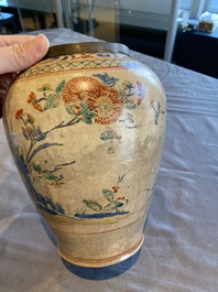 Een Japanse Hizen Kakiemon-stijl vaas met koperen montuur, Edo, 18e eeuw