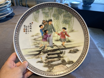 Trois plats en porcelaine de Chine &agrave; d&eacute;cor de la R&eacute;volution Culturelle, deux sign&eacute;s Zhang Jian 章鑒 et Wu Kang 吳康 et dat&eacute;s 1963 et 1968