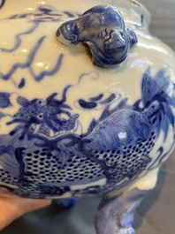 Een Chinese blauw-witte driepotige wierookbrander met mythische dieren, 19e eeuw