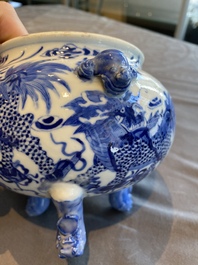 Een Chinese blauw-witte driepotige wierookbrander met mythische dieren, 19e eeuw