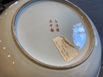 Plat en porcelaine de Chine Bencharong pour le march&eacute; thai, marque de Yongzheng, 19&egrave;me