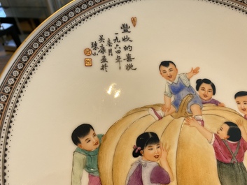 Five Chinese dishes with Cultural Revolution design, signed Wu Kang 吳康, Zhang Wenchao 章文超 and Zhao Huimin 趙惠民, dated 1972 and 1975