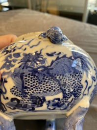 Een Chinese blauw-witte driepotige wierookbrander met mythische dieren, 19e eeuw