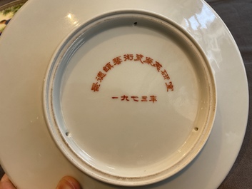 Trois plats en porcelaine de Chine &agrave; d&eacute;cor de la R&eacute;volution Culturelle, deux sign&eacute;s Wu Kang 吳康 et dat&eacute;s 1968 et 1973