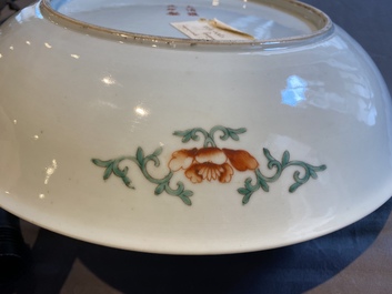 Plat en porcelaine de Chine Bencharong pour le march&eacute; thai, marque de Yongzheng, 19&egrave;me