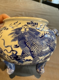 Een Chinese blauw-witte driepotige wierookbrander met mythische dieren, 19e eeuw