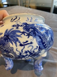 Een Chinese blauw-witte driepotige wierookbrander met mythische dieren, 19e eeuw