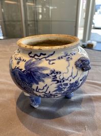 Een Chinese blauw-witte driepotige wierookbrander met mythische dieren, 19e eeuw