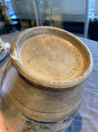 Een Japanse Hizen Kakiemon-stijl vaas met koperen montuur, Edo, 18e eeuw