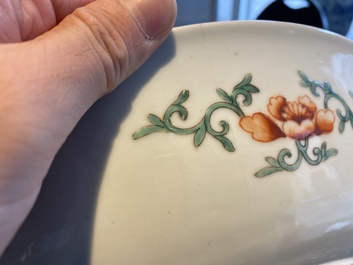 Plat en porcelaine de Chine Bencharong pour le march&eacute; thai, marque de Yongzheng, 19&egrave;me